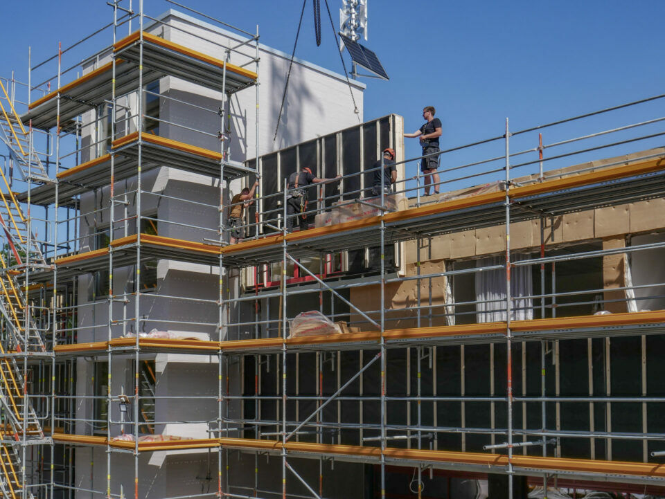 Insgesamt werden hundert neue Fassadenelemente verbaut.