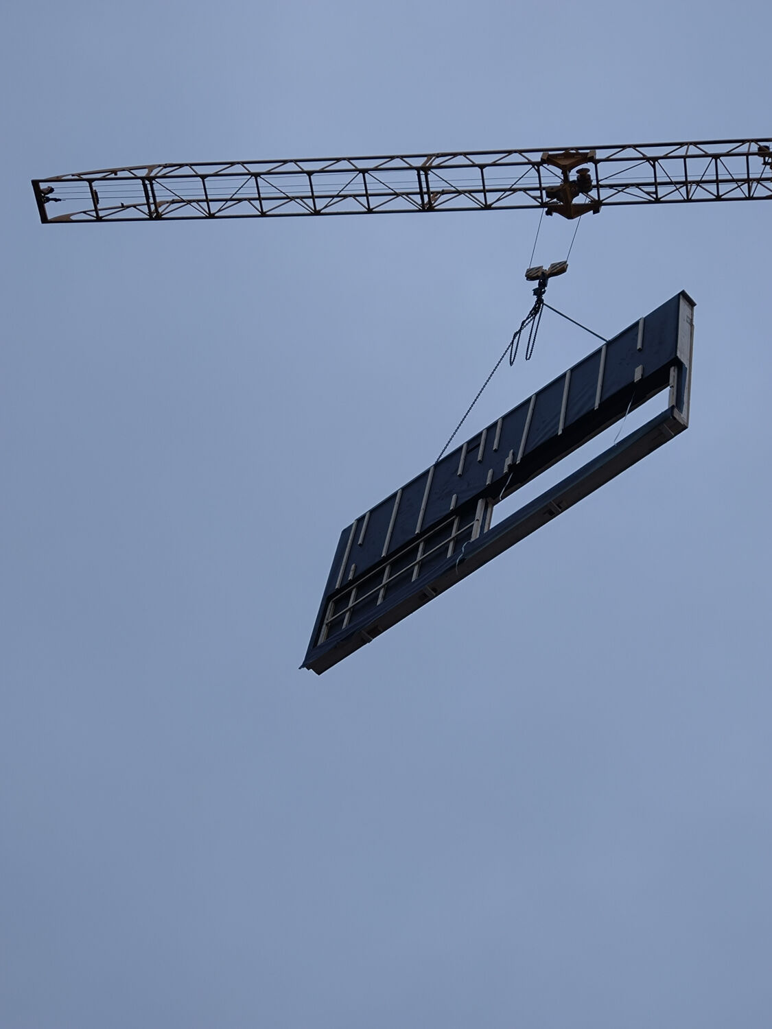 Transport eines vorgefertigten Holztafelelements per Kran