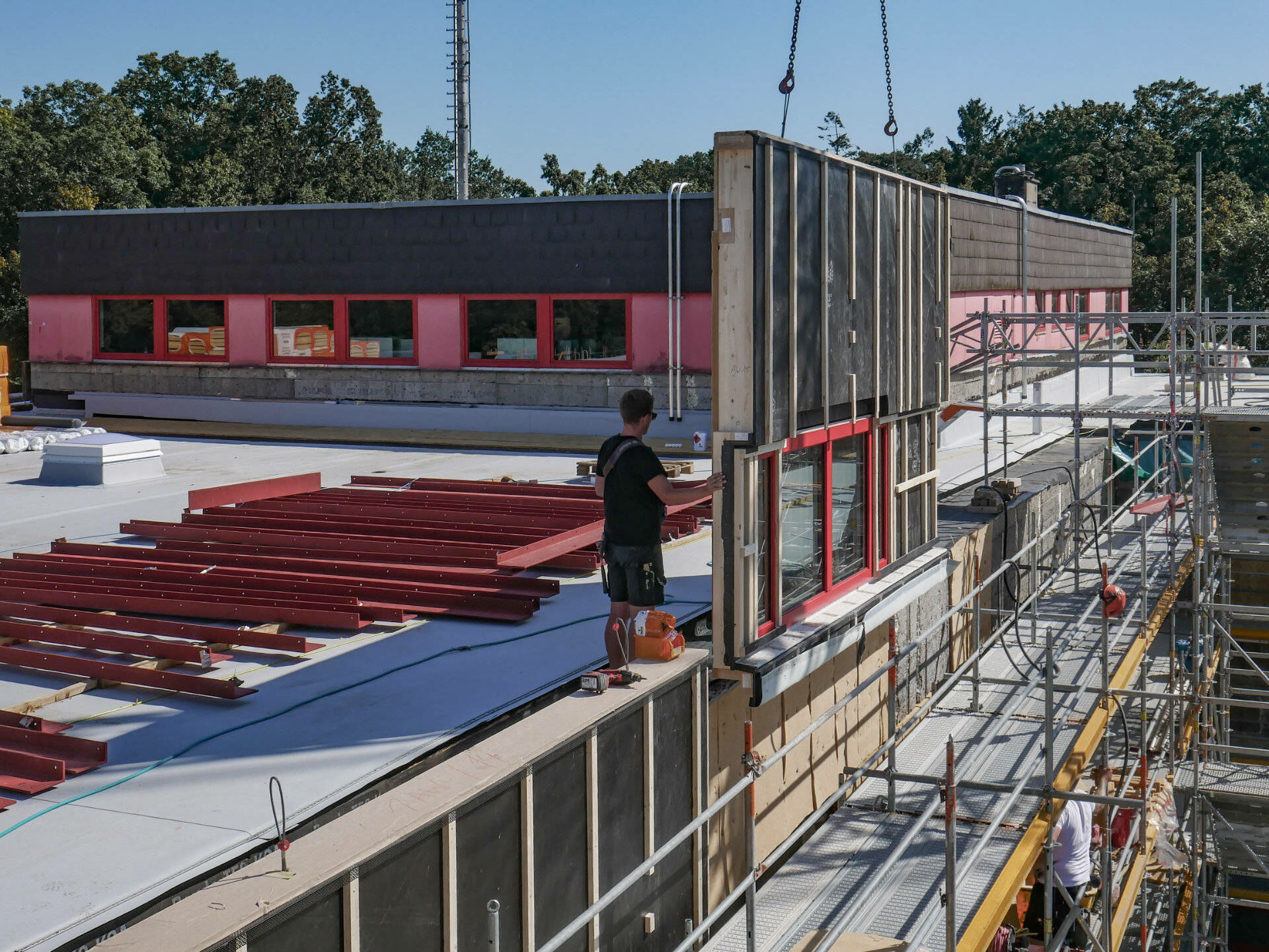 Holztafelelemente mit Holzfaserdämmung bilden die neue Fassade.