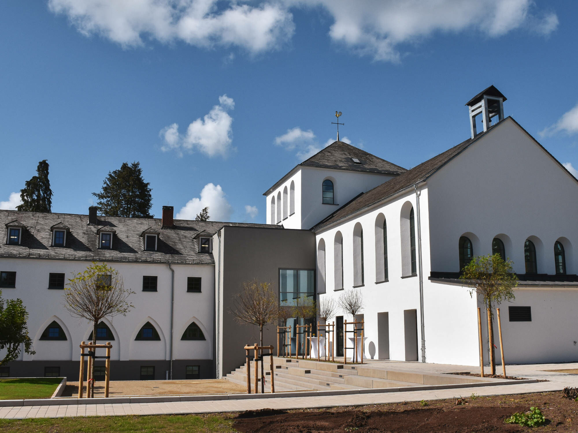 Die sanierte Klosteranlage St. Clara in Trier vereint denkmalgeschützte Architektur der 1930er Jahre mit moderner Gebäudetechnik und wird heute als Pflegeschule genutzt.