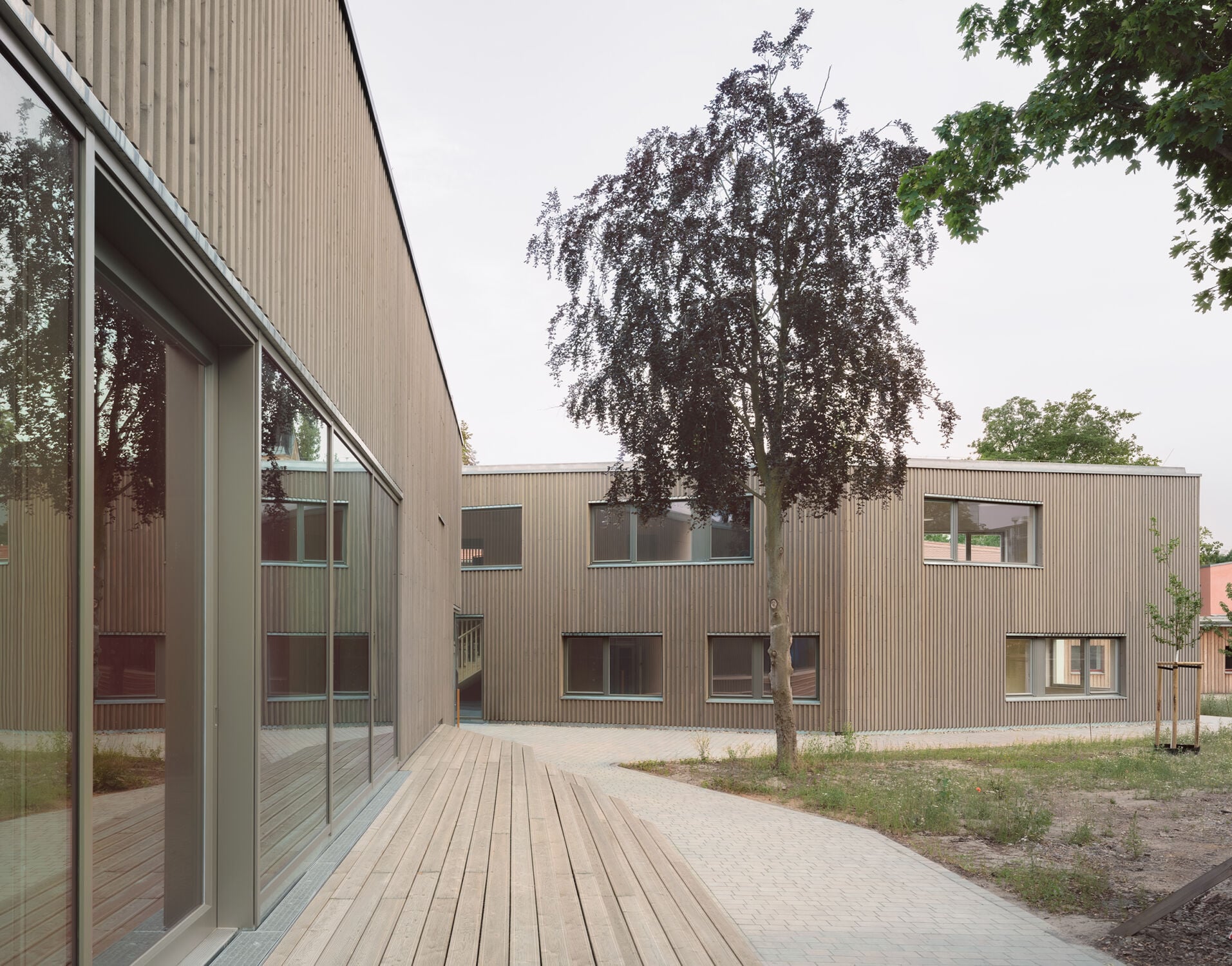 Die markanten Baukörper mit polygonalem Grundriss bilden den nordöstlichen Abschluss des Grundstücks.