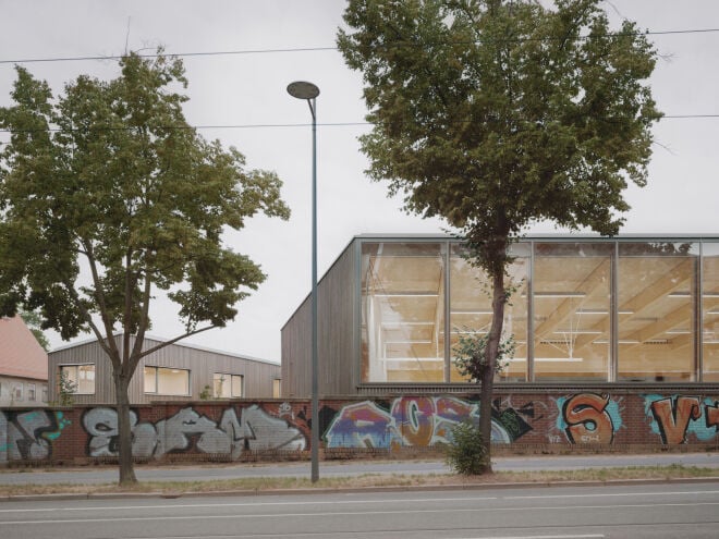 Kersten Kopp Architekten erweiterten die Karl-Schubert-Schule in Leipzig um ein Fachraumgebäude (links im Bild) und eine Mehrzweckhalle (rechts).