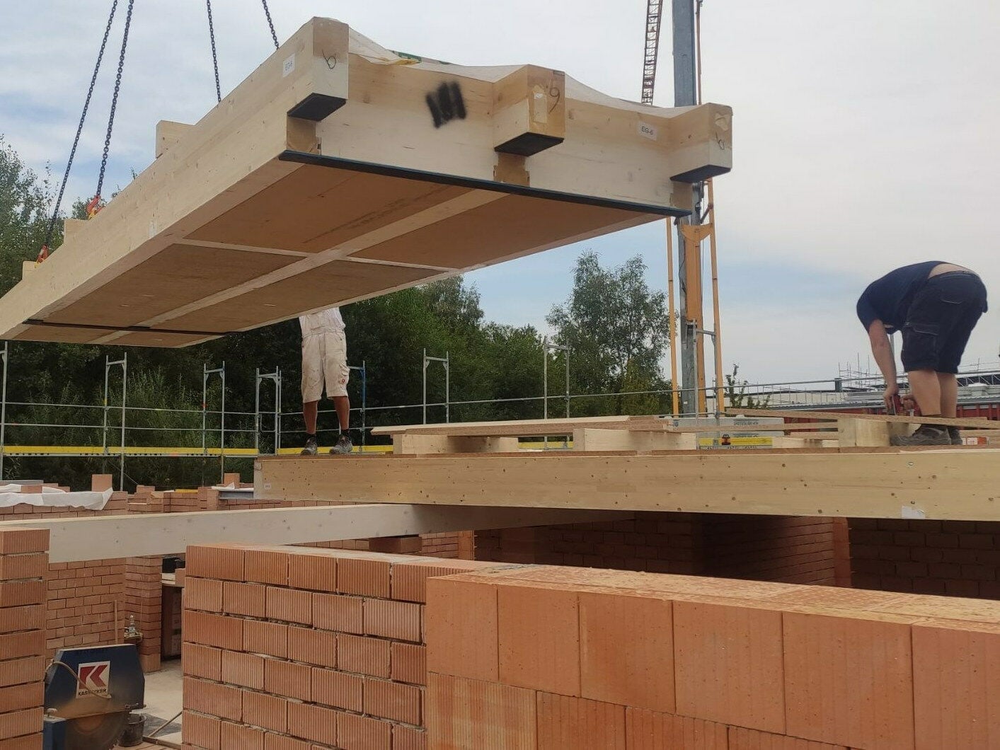 Die Holz-Lehm-Massivdecke von Leipfinger-Bader besteht aus einem tragenden Holzraster mit speziell entwickelter Lehmfüllung.