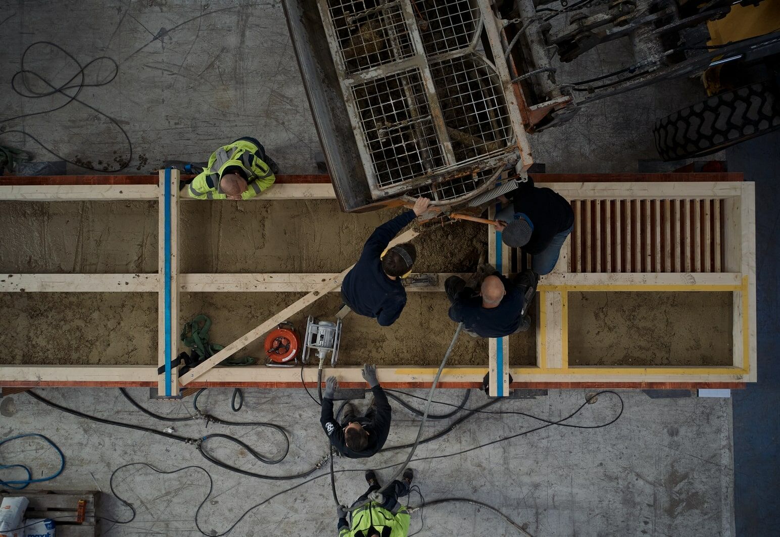 Das Grundgerüst bildet eine im Werk vorgefertigte, selbsttragende Holzbalkendecke.