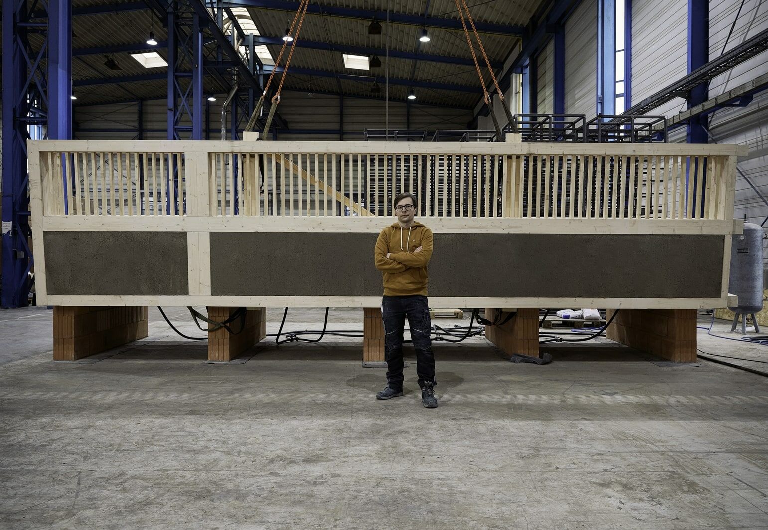 In die Holzstruktur wird Lehm gegossen.