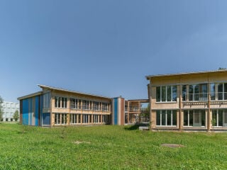 Die Kantonsschule Uster wurde 2025 nach Plänen von Baubüro in situ erweitert.