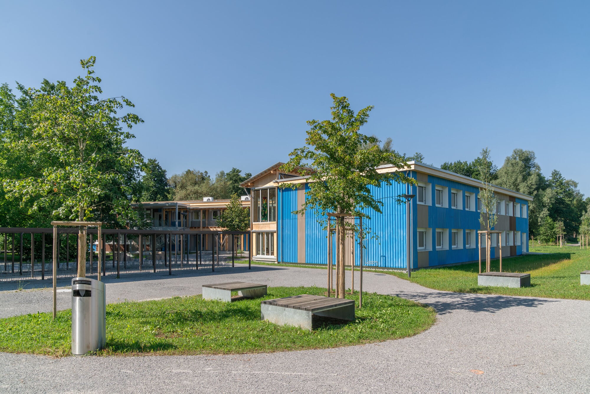 Die Gebäude befinden sich am Westrand des Schulcampus.
