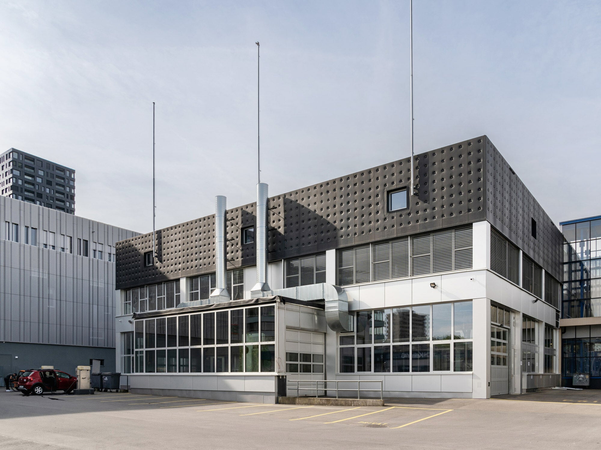 Halle und Bürohochhaus eines Zürcher Autohändlers erhielten 2023 neue Fassaden, nach Plänen von Fischer Architekten.
