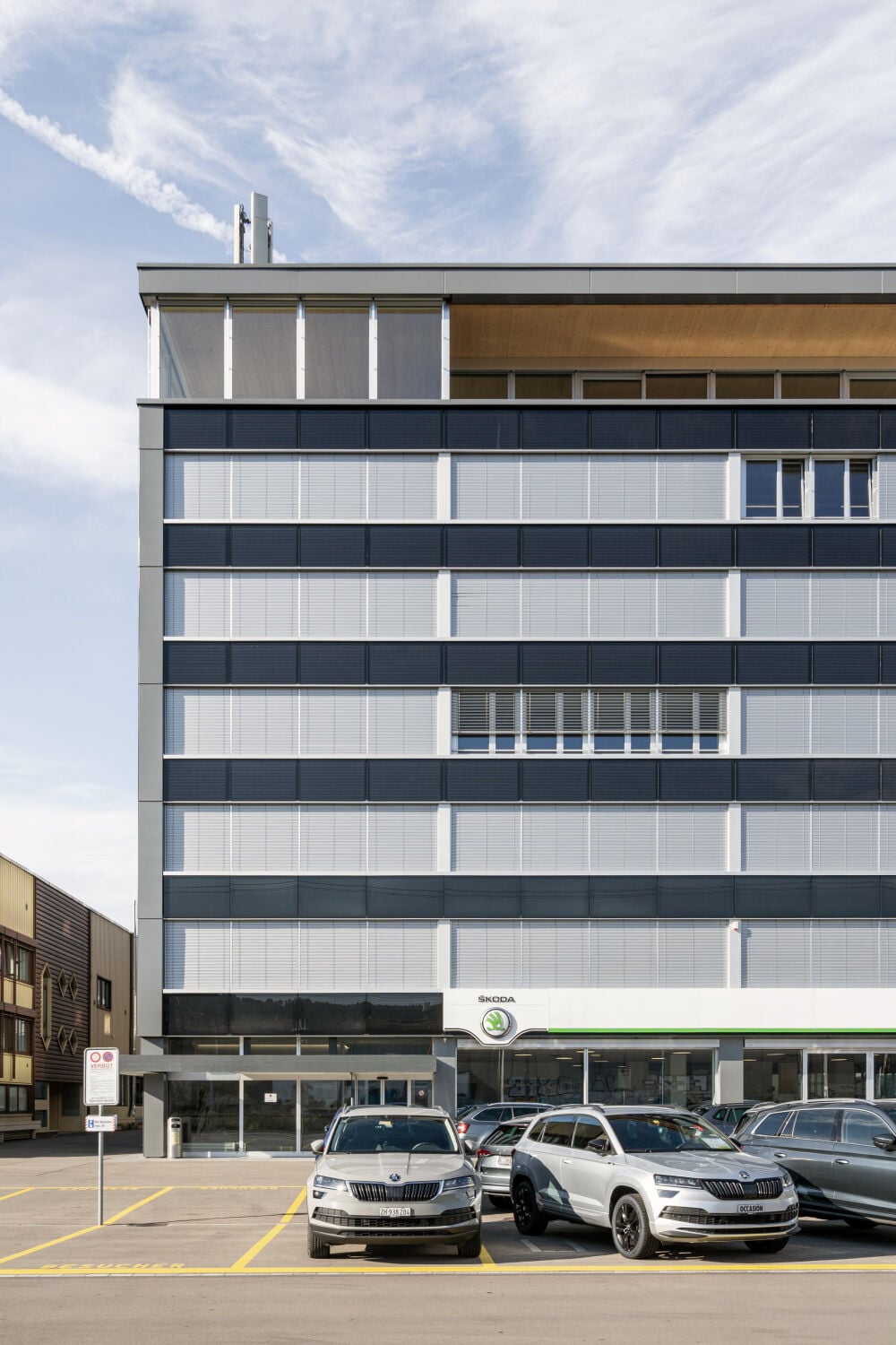 Der Hochbau erhielt PV-Module an den Brüstungen.