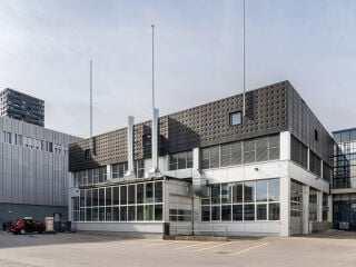 Halle und Bürohochhaus eines Zürcher Autohändlers erhielten 2023 neue Fassaden, nach Plänen von Fischer Architekten.