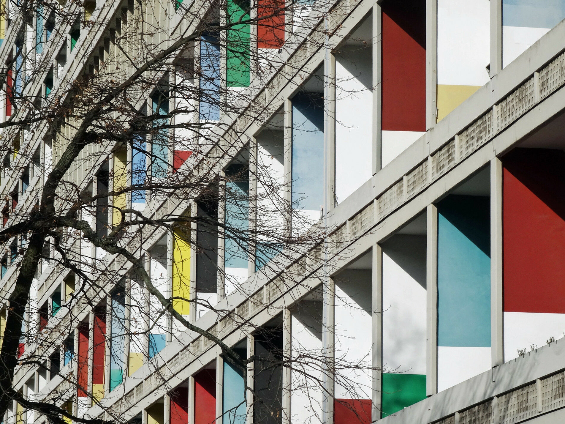 Le Corbusiers Farbpalette Polychromie Architecturale ist bis heute nachgefragt. Vor allem ein von ihm oft verwendetes Ockerrot, ein abgetöntes Blau und ein Zitronengelb geben den Gebäuden mehr Wärme und der Moderne ihre Farbe.