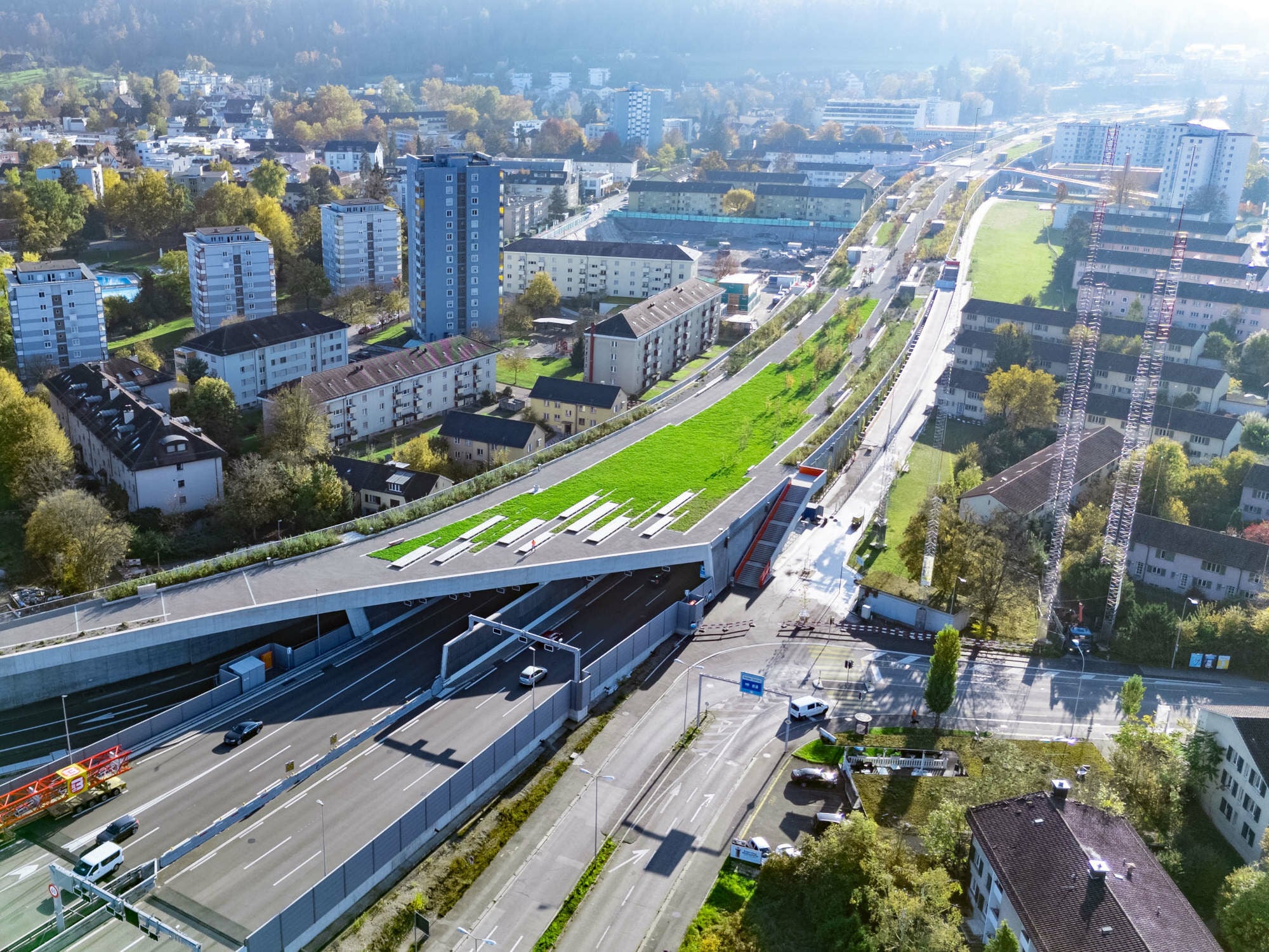 Auf dem Dach des Bauwerks entstand mit dem Ueberlandpark ein in der Schweiz einzigartiger öffentlicher Grün- und Freiraum.
