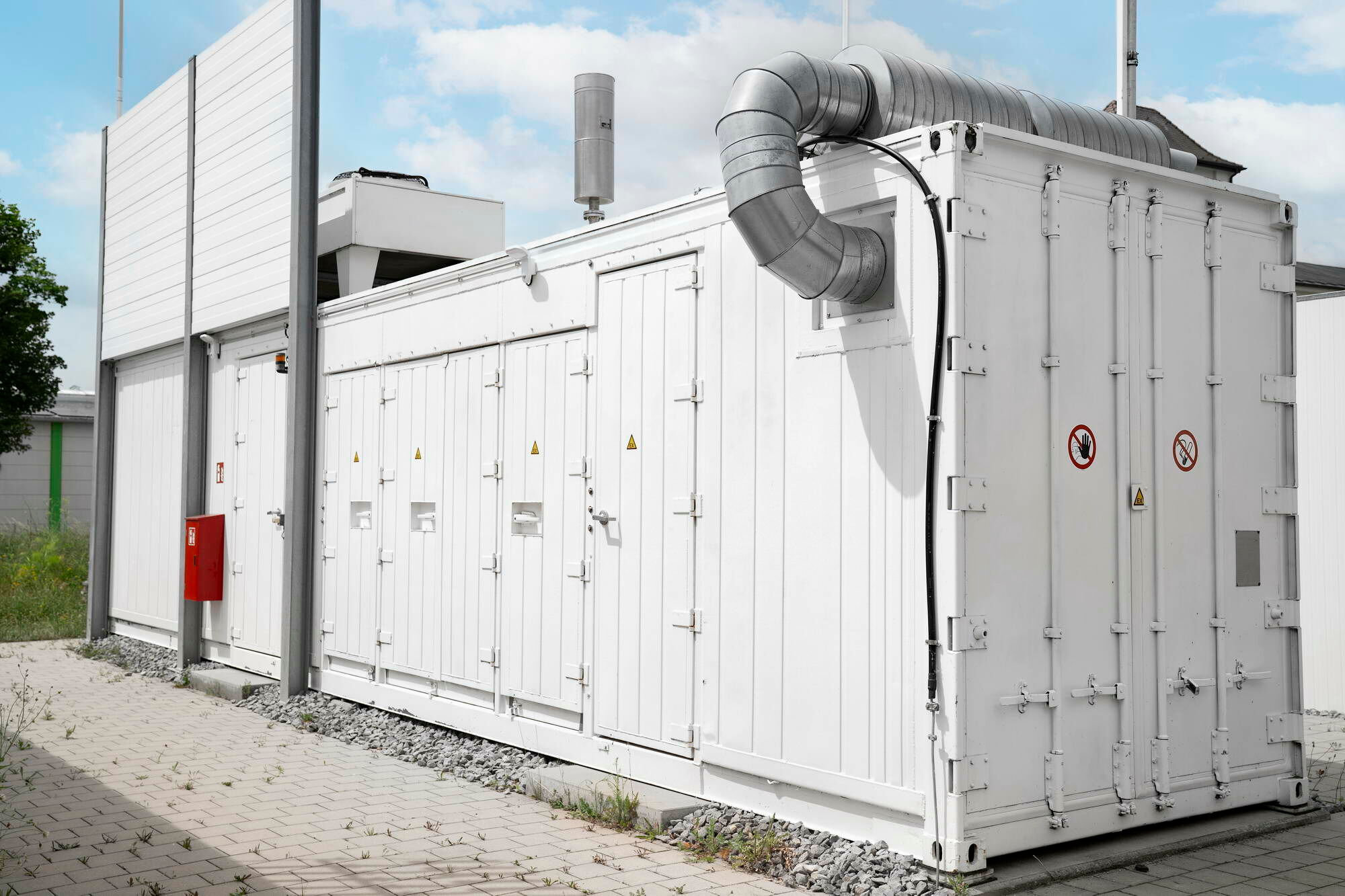 Der Elektrolyseur steht auf dem Betriebsgelände der Netze BW und wird mit Strom aus erneuerbaren Energien betrieben.
