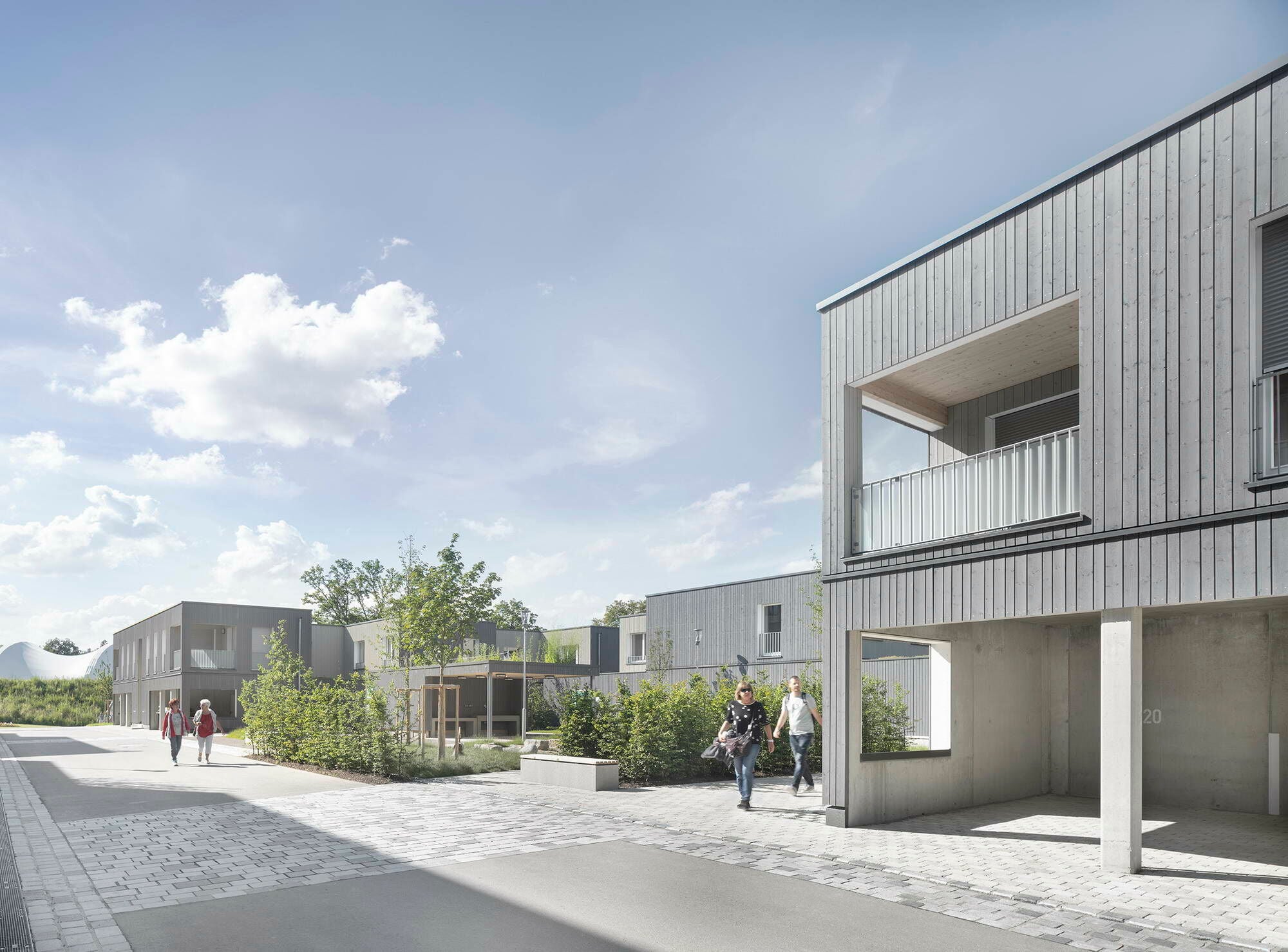 Der Nachbarschaftshof bildet das Herz des Quartiers und dient mit seinem offenen Pavillon als zentraler Anlaufpunkt.