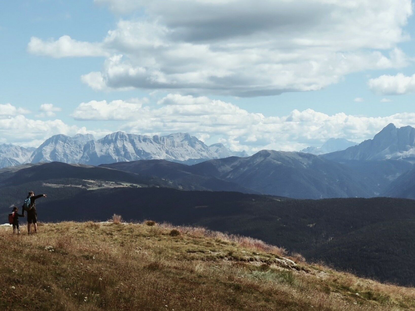 Durch die steigenden Temperaturen in den Hochgebirgen schmilzt das Eis im Frühjahr schneller, was zu stärkeren Hochwasserereignissen, Lawinen und anderen extremen Wetterlagen führt.