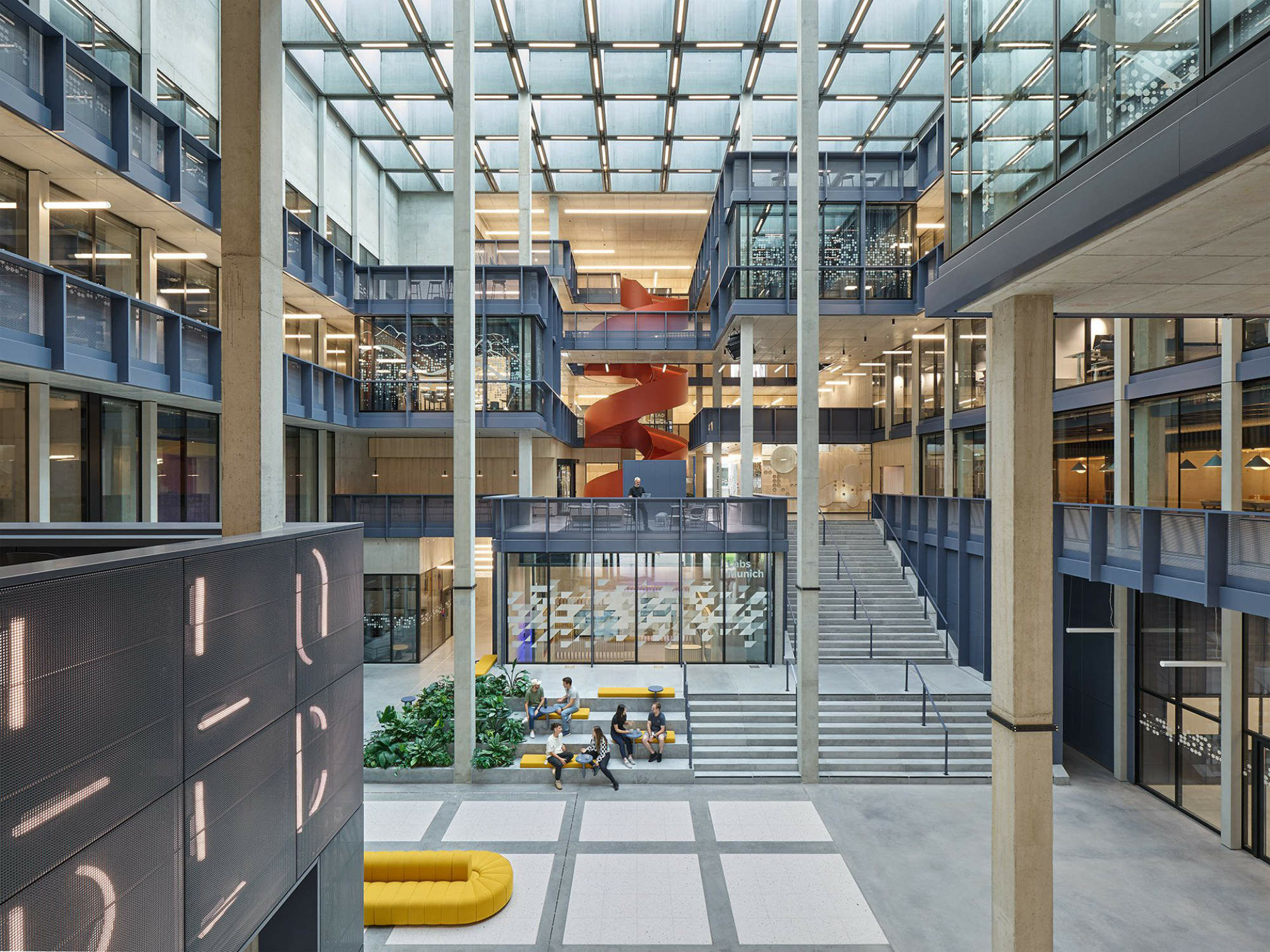 Mittelpunkt ist das Atrium, das mit Glasdach und 21 Metern Raumhöhe eine beeindruckende Atmosphäre hat. 