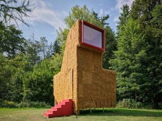 Die Hütte The Chicken wurde geplant von Mjölk architekti, unter deren Leitung ein Team aus Studierenden und Lehrenden die Hütte dann baute.