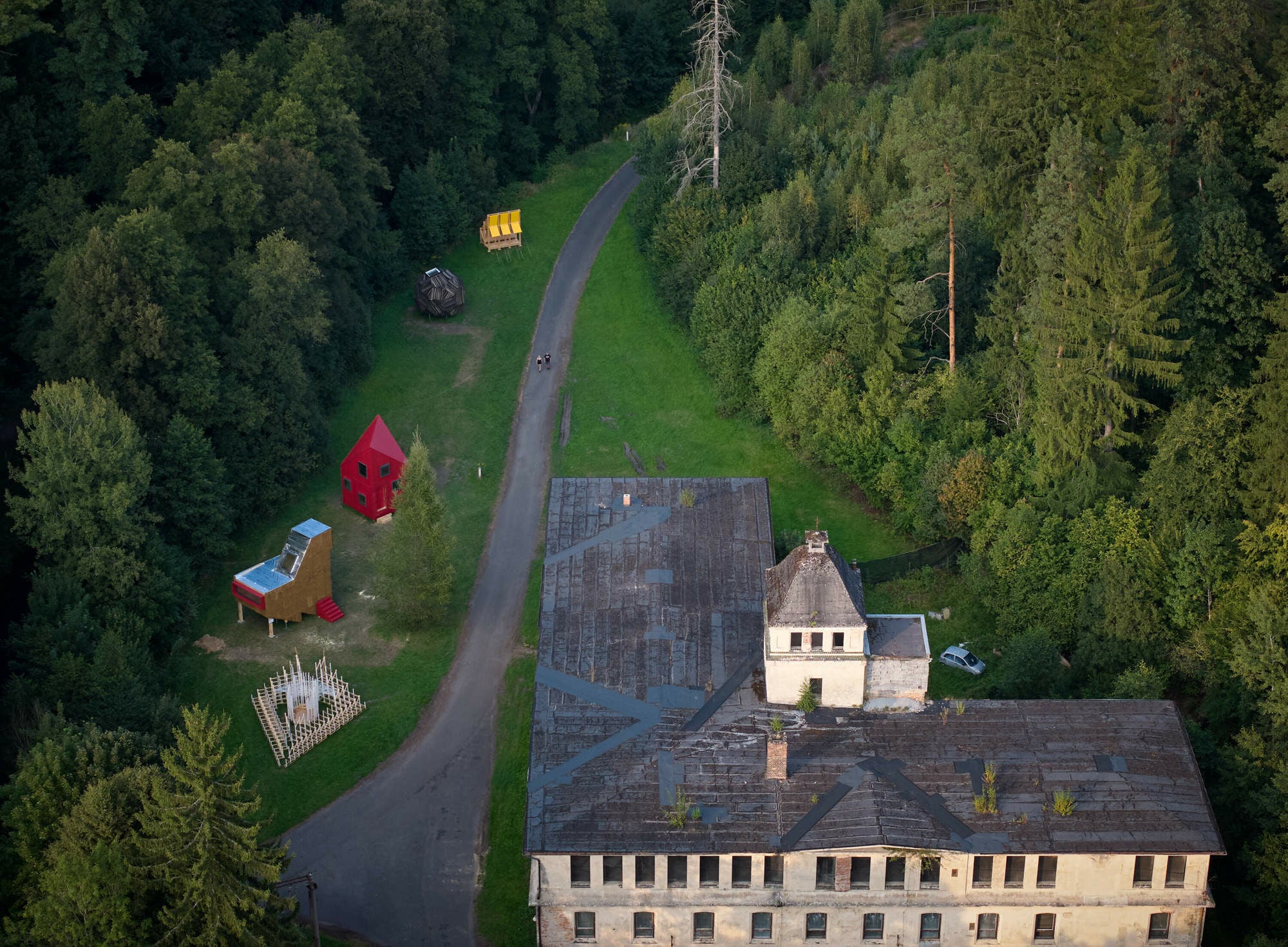 Das Bauwerk entstand im Juli 2025 im Rahmen des Cabin Fever, einer Summerschool, die das ungarische Architekturbüro Hello Wood organisiert, um ländliche Regionen zu stärken.