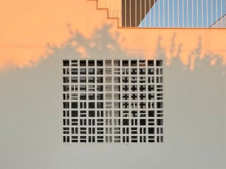 Im Gegensatz zu additiven, beweglichen Verschattungssystemen wirken mineralische Sonnenschutzelemente meistens als konstruktiver, statischer Sonnenschutz. Im Bild: In die tragende Wand integrierte Cobogó an der Algarve, Portugal