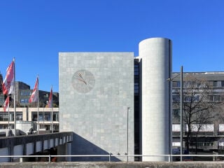 Vollends eingerüstet: Bis 2027 wird das Mainzer Rathaus umfassend saniert. Die Fassadenarbeiten begleiten Hammerschmidt Architects.
