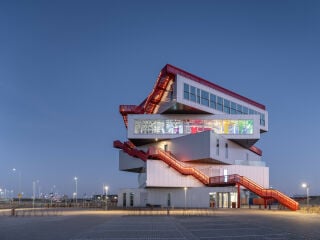Das Ausstellungs- und Besucherzentrum Portlantis hat den Rotterdamer Hafen zum Thema. Geplant wurde es von MVRDV.