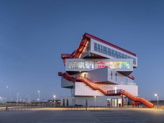 Das Ausstellungs- und Besucherzentrum Portlantis hat den Rotterdamer Hafen zum Thema. Geplant wurde es von MVRDV.