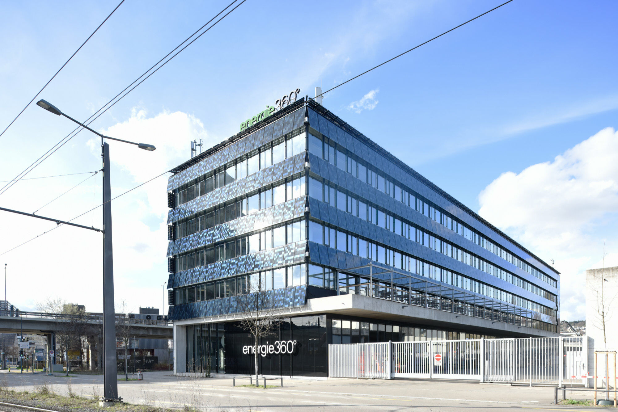 Die Fassade kommuniziert unmittelbar die Funktion des Hauses: Energie wird hier nicht nur verwaltet, sondern produziert.