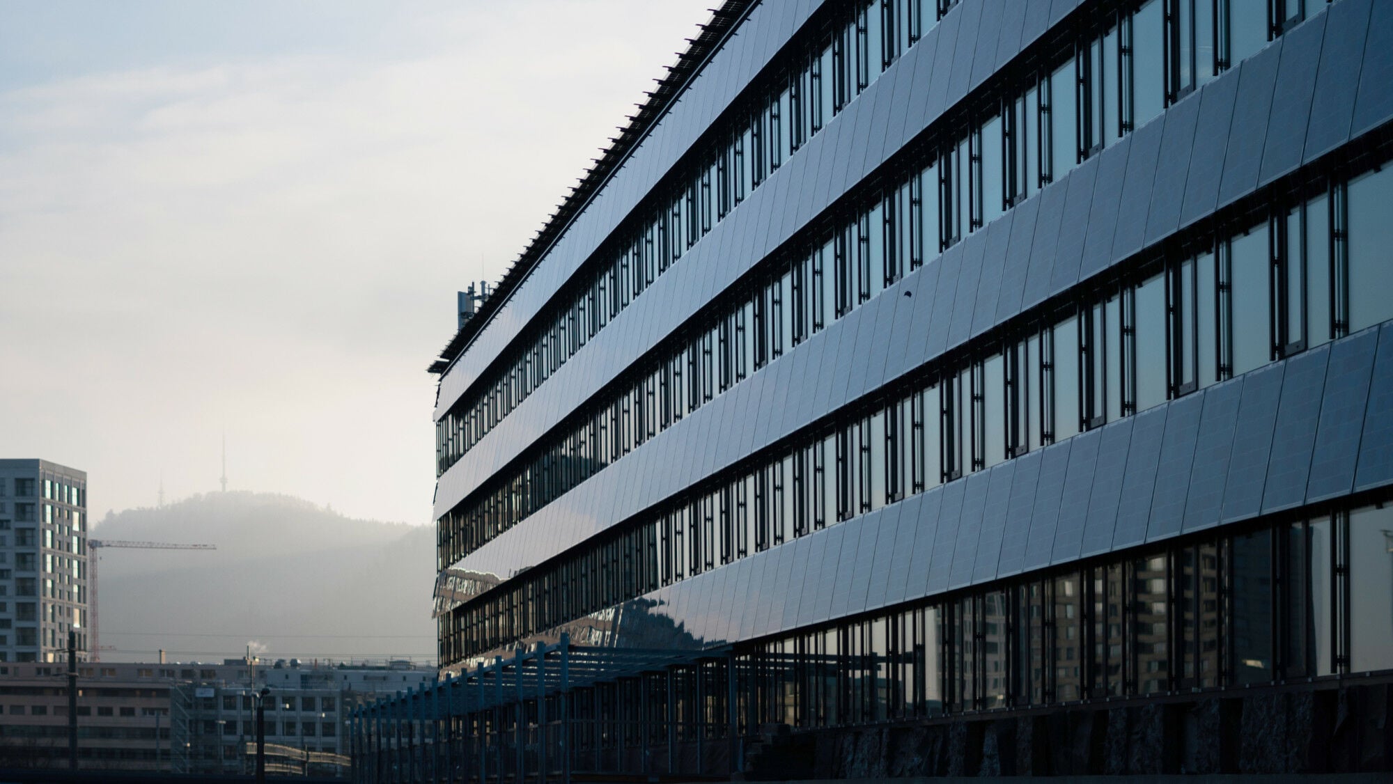 Die horizontale Struktur der PV-Module korrespondiert mit dem bestehenden Geschossraster.