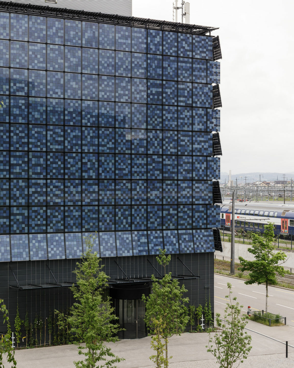 Die Photovoltaikmodule sind nicht additiv aufgesetzt, sondern bilden eine durchgehende, rhythmisch gegliederte Fassadenschicht. 