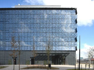 Die neue Gebäudehülle aus Photovoltaikelementen ist nach dem Umbau durch das Basler Architekturbüro jessenvollenweider prägend.