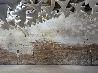 Die Installation „Flight into Shadow“ zeigte während der Architekturbiennale 2025 in Venedig, wie myzelbasierte Objekte als Schattenspender eingesetzt werden können.