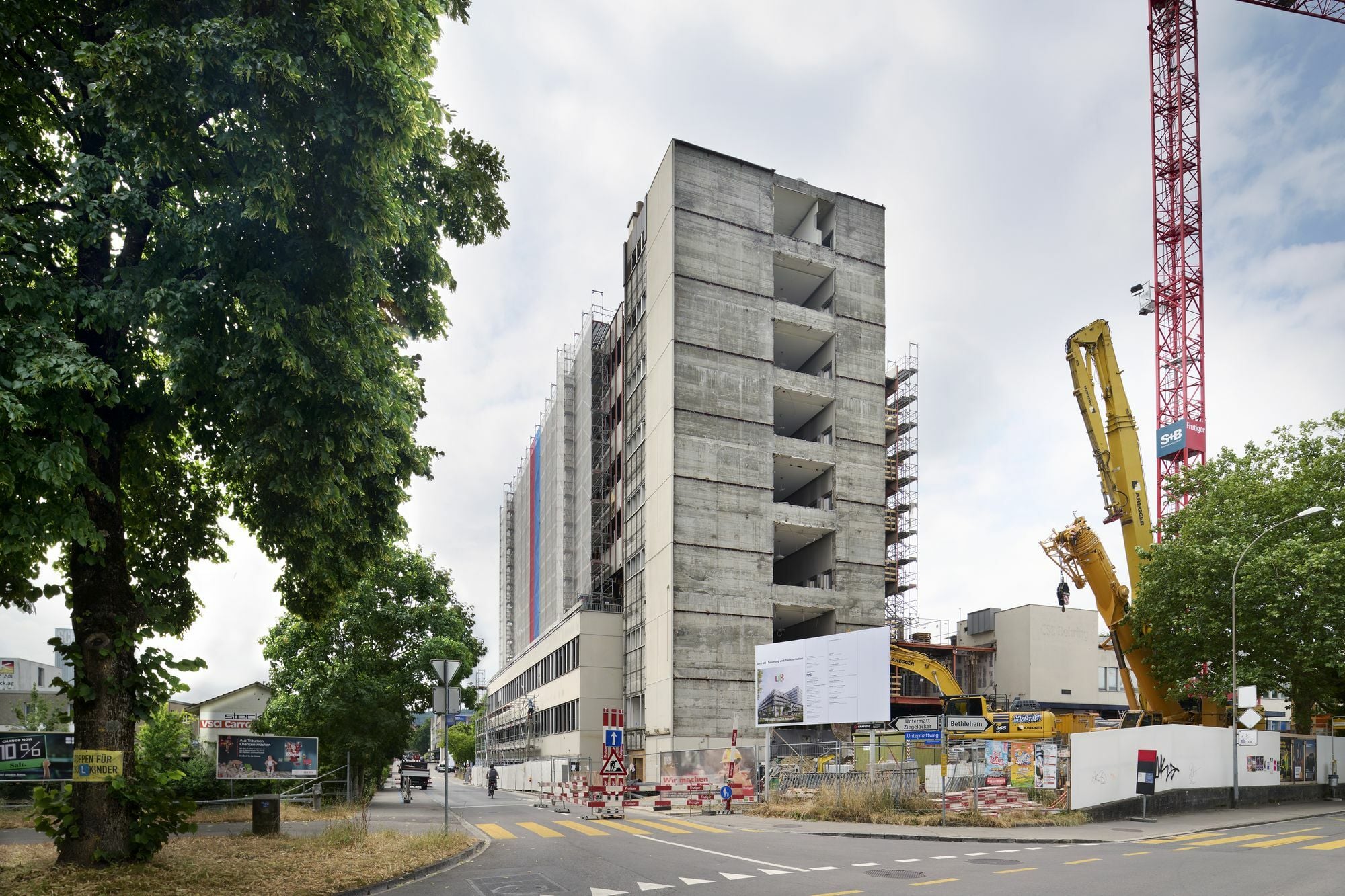 Bereits im Sommer 2025 wurde der Hochhausriegel entkernt. Die Fassade und ein Erschließungsturm im Norden sind rückgebaut worden.