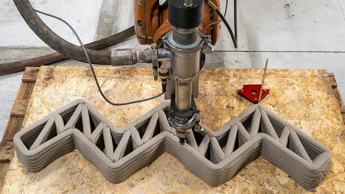 Das Forschungsteam entwickelt sowohl die besondere Materialrezeptur als auch das digital geplante und robotergestützte Extrusionsverfahren selbst.