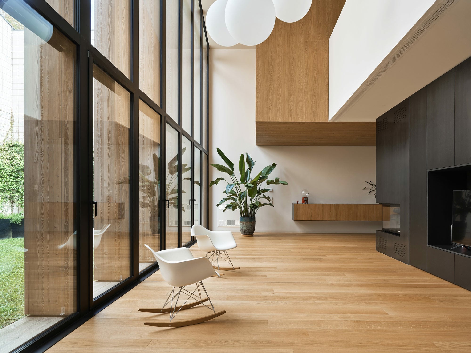In dieses Geviert von Bestandsmauern fügten die Architekten als Raum-im-Raum das neue Wohnhaus ein. 