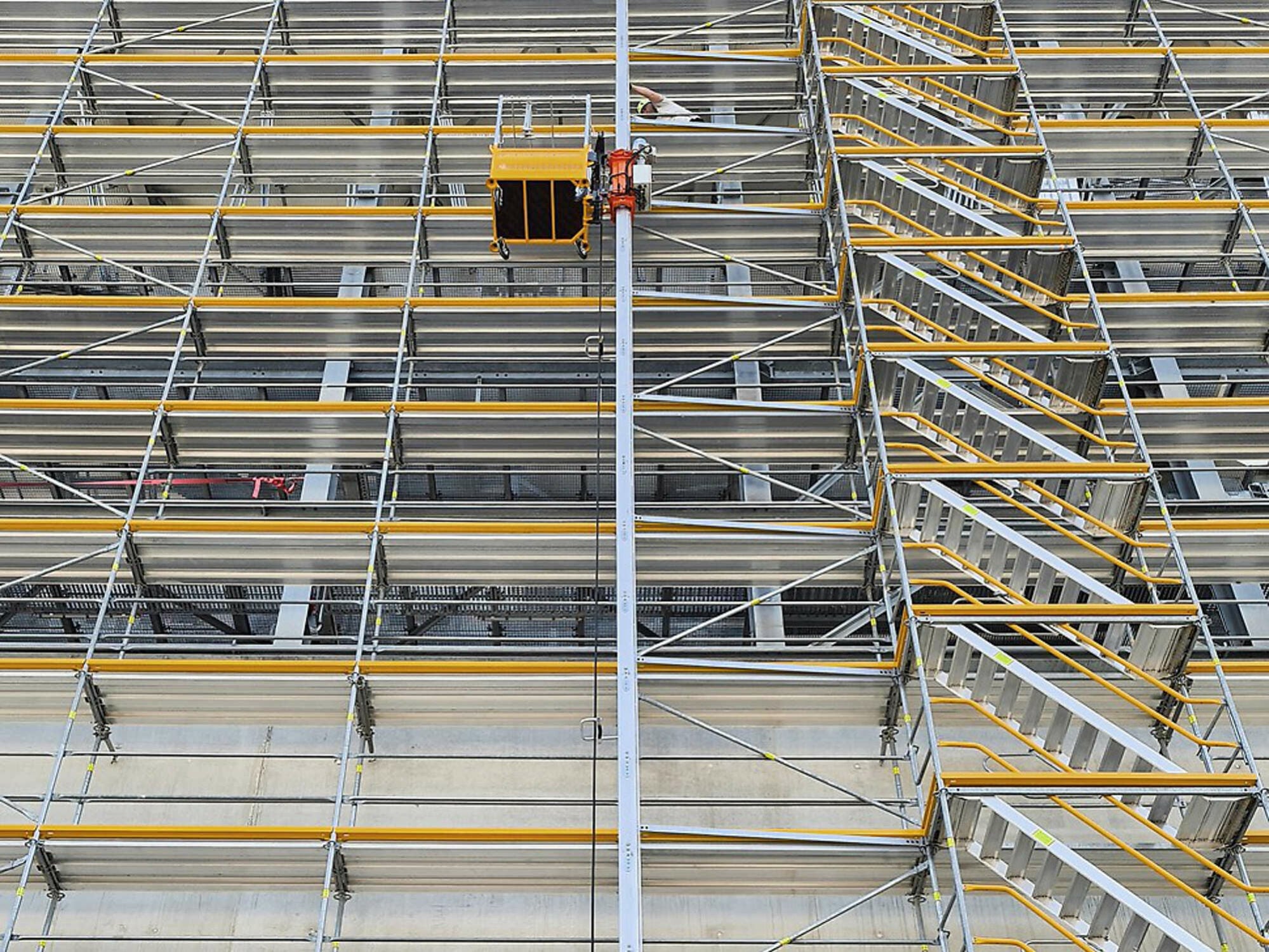 Aufzüge erleichtern den Materialtransport in große Höhen und sorgen somit für mehr Sicherheit, Geschwindigkeit und eine körperschonendere Arbeit auf Baustellen.