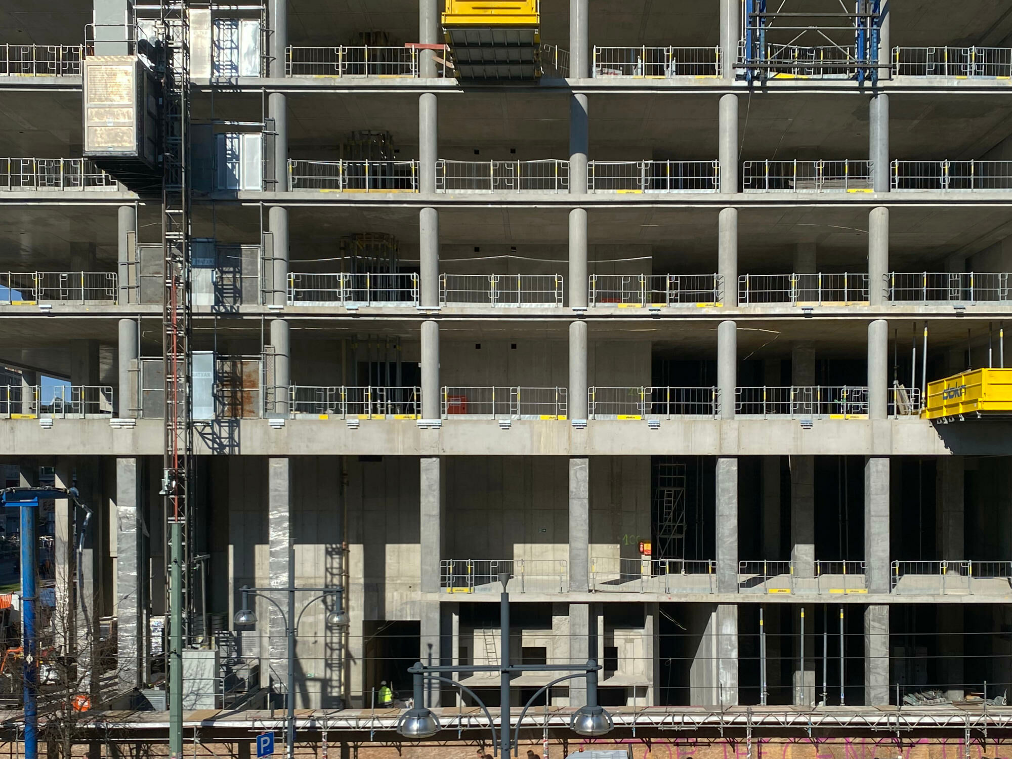 Gerüstaufzüge und Arbeitsbühnen für den An- und Abtransport mit dem Kran