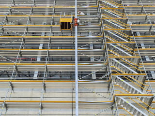 Aufzüge erleichtern den Materialtransport in große Höhen und sorgen somit für mehr Sicherheit, Geschwindigkeit und eine körperschonendere Arbeit auf Baustellen.