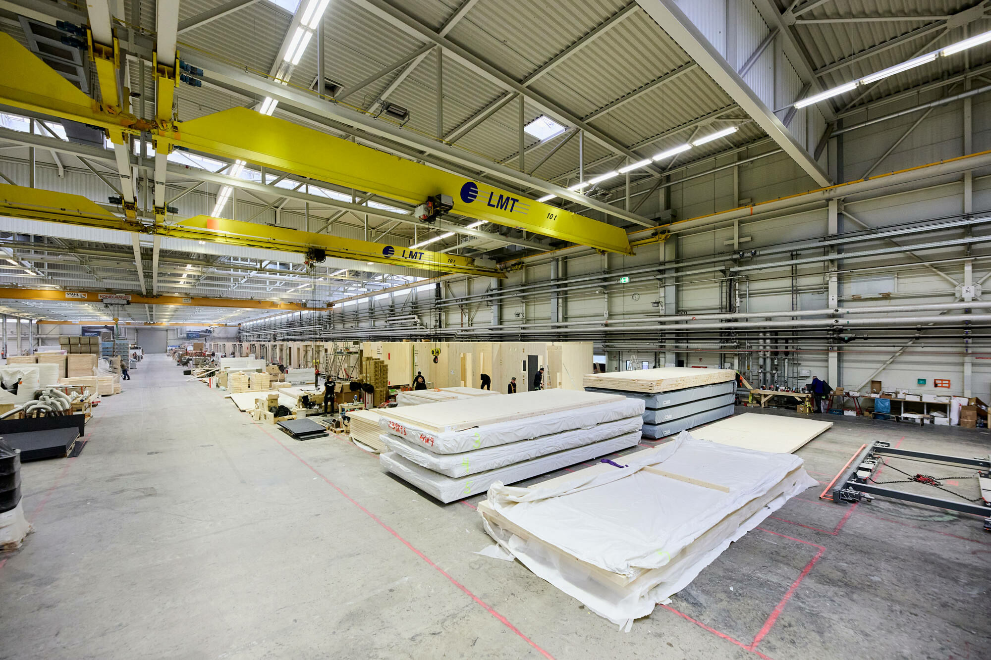 13 km von der Baustelle entfernt richtete Kaufmann Bausysteme eigens eine Modulfabrik ein.