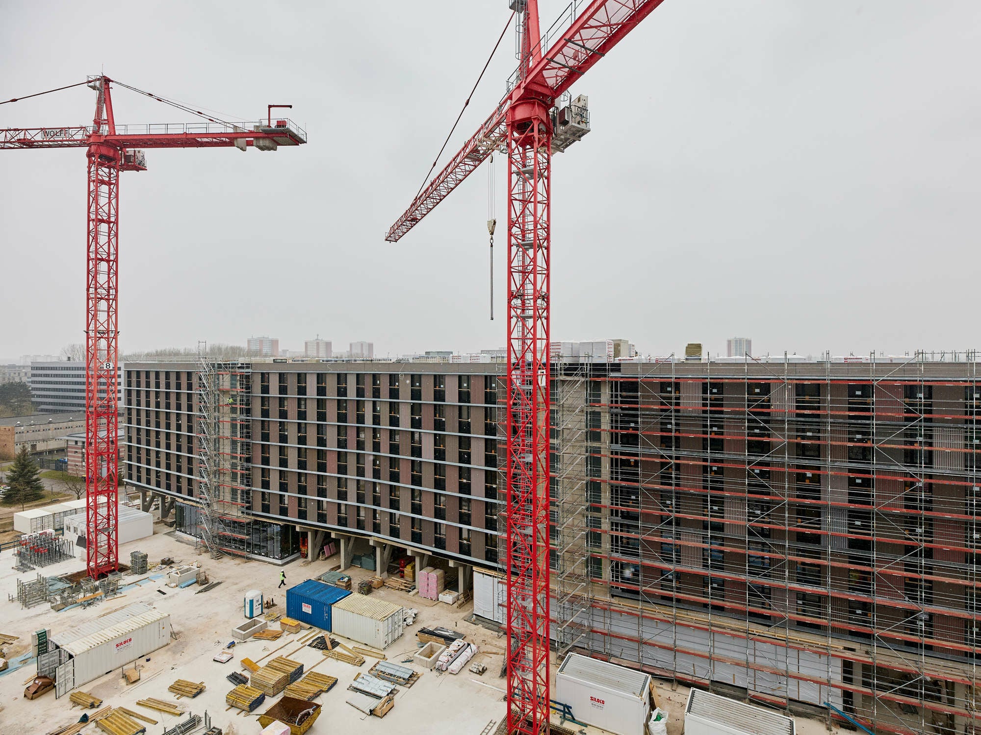 Der Holzmodulbau der Rostocker Zollhochschule wurde vom Architekturbüro Sauerbruch Hutten geplant. Die Module stammen von Kaufmann Bausysteme.