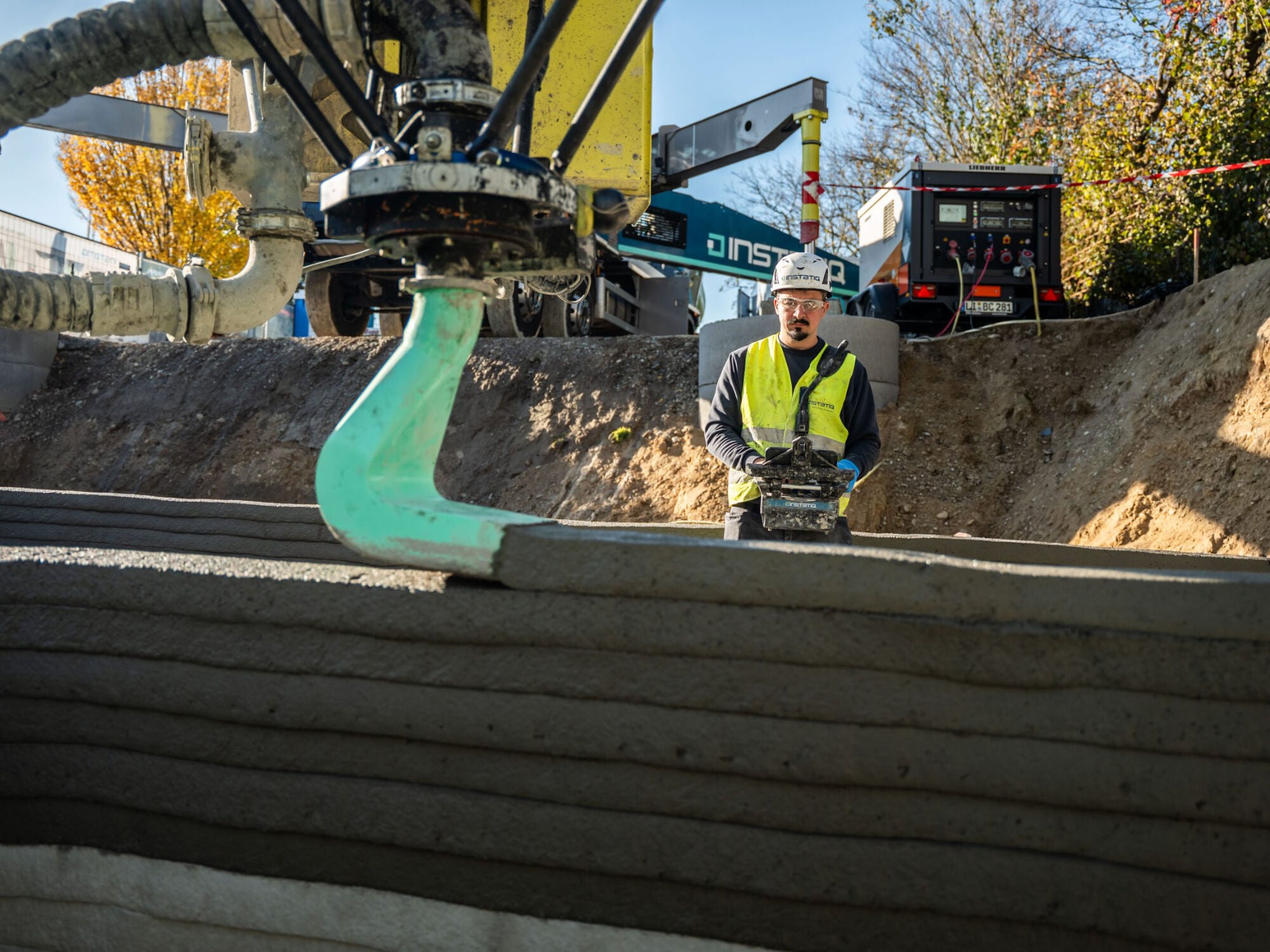 In Weißenhorn wurde 2025 erstmals ein Keller mit einem mobilen 3D-Betondrucker direkt auf der Baustelle erstellt.