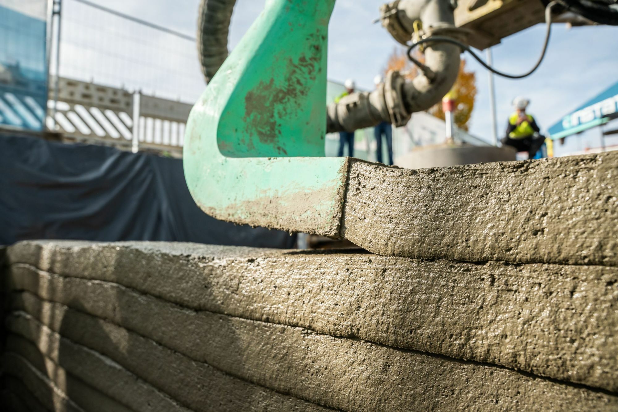 Bei den Kellerwänden in Weißenhorn kam ein spezieller Beton von Heidelberg Materials zum Einsatz, der eigens für den mobilen 3D-Druck weiterentwickelt wurde.