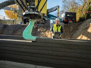 In Weißenhorn wurde 2025 erstmals ein Keller mit einem mobilen 3D-Betondrucker direkt auf der Baustelle erstellt.