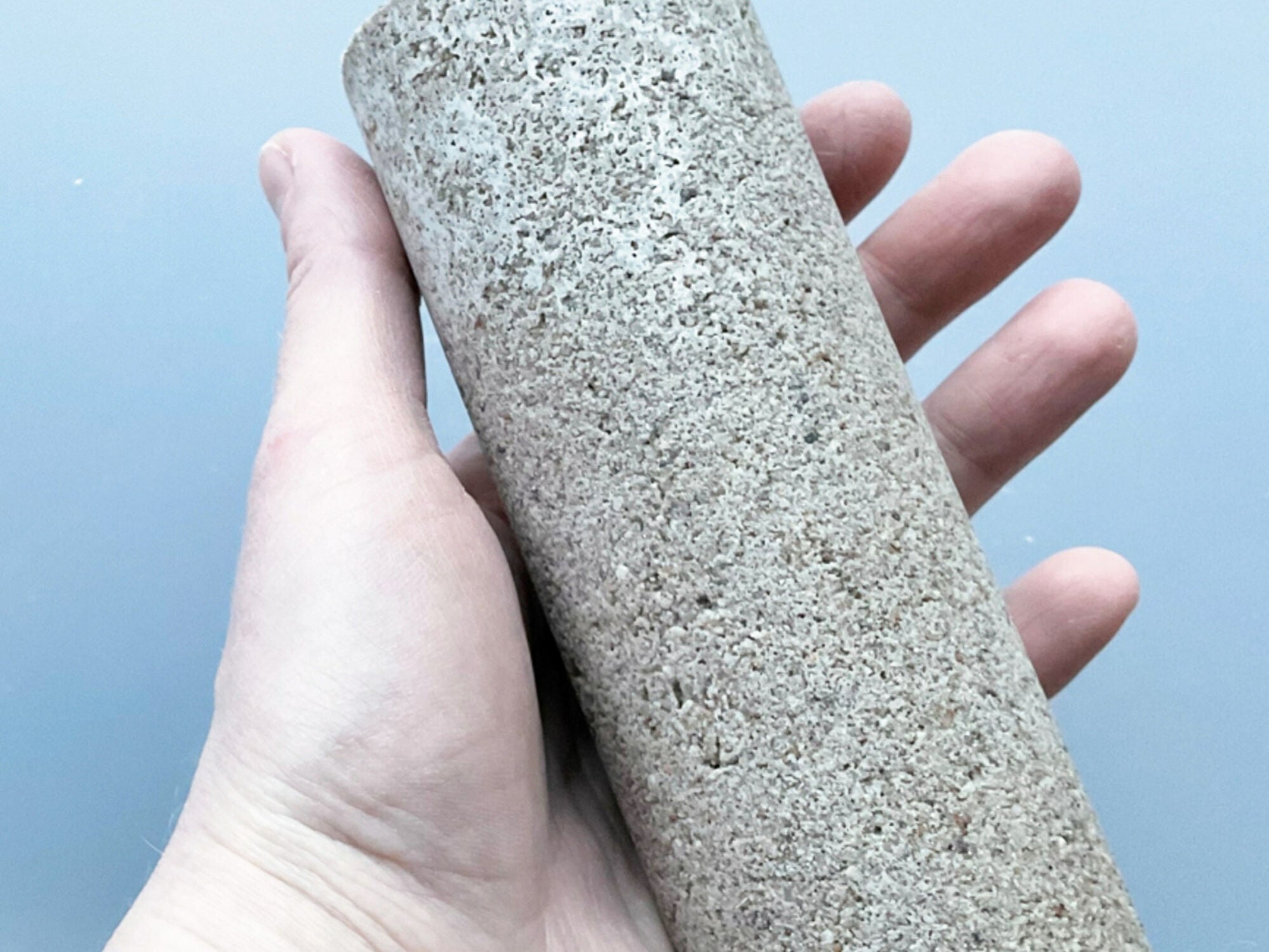 Im Forschungsprojekt SimBioZe an der Universität Stuttgart wird untersucht, wie Mikroorganismen aus Sand und Urin einen festen, betonähnlichen Baustoff erzeugen.