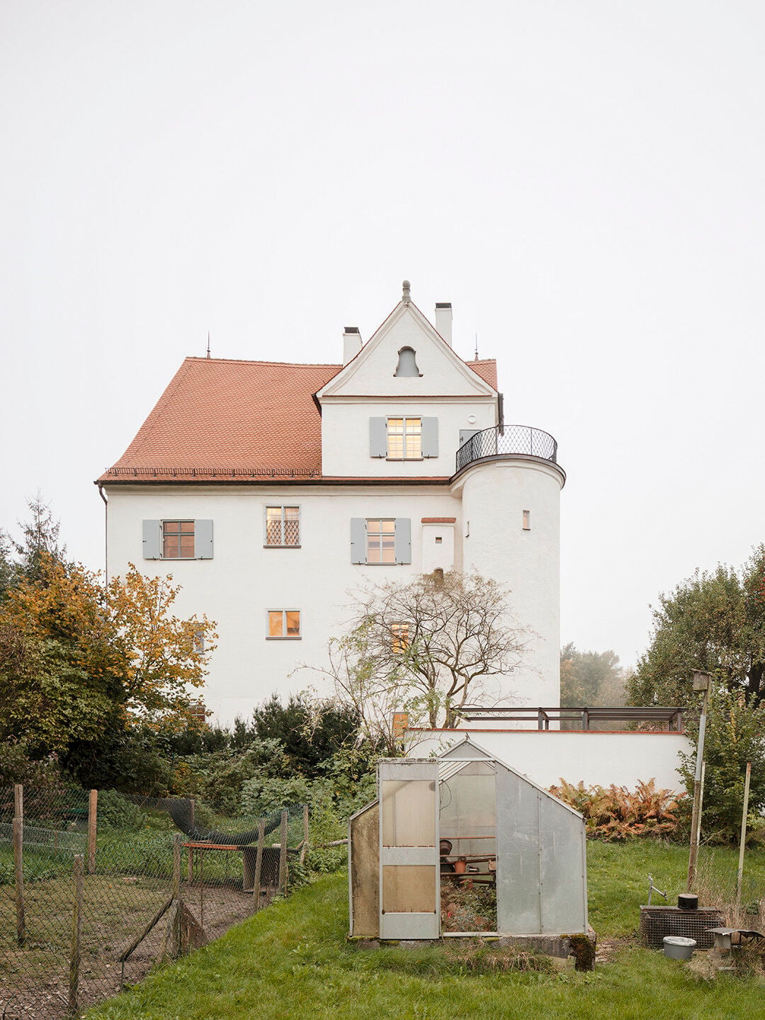 Das Architektenpaar Anna Kern und Sebastian Heinzelmann kaufte das leerstehende Gebäude, sanierte es aufwendig und beispielgebend und schuf so nicht nur eigene Wohnräume, sondern auch öffentlich nutzbare Kultur- und Veranstaltungsräume.