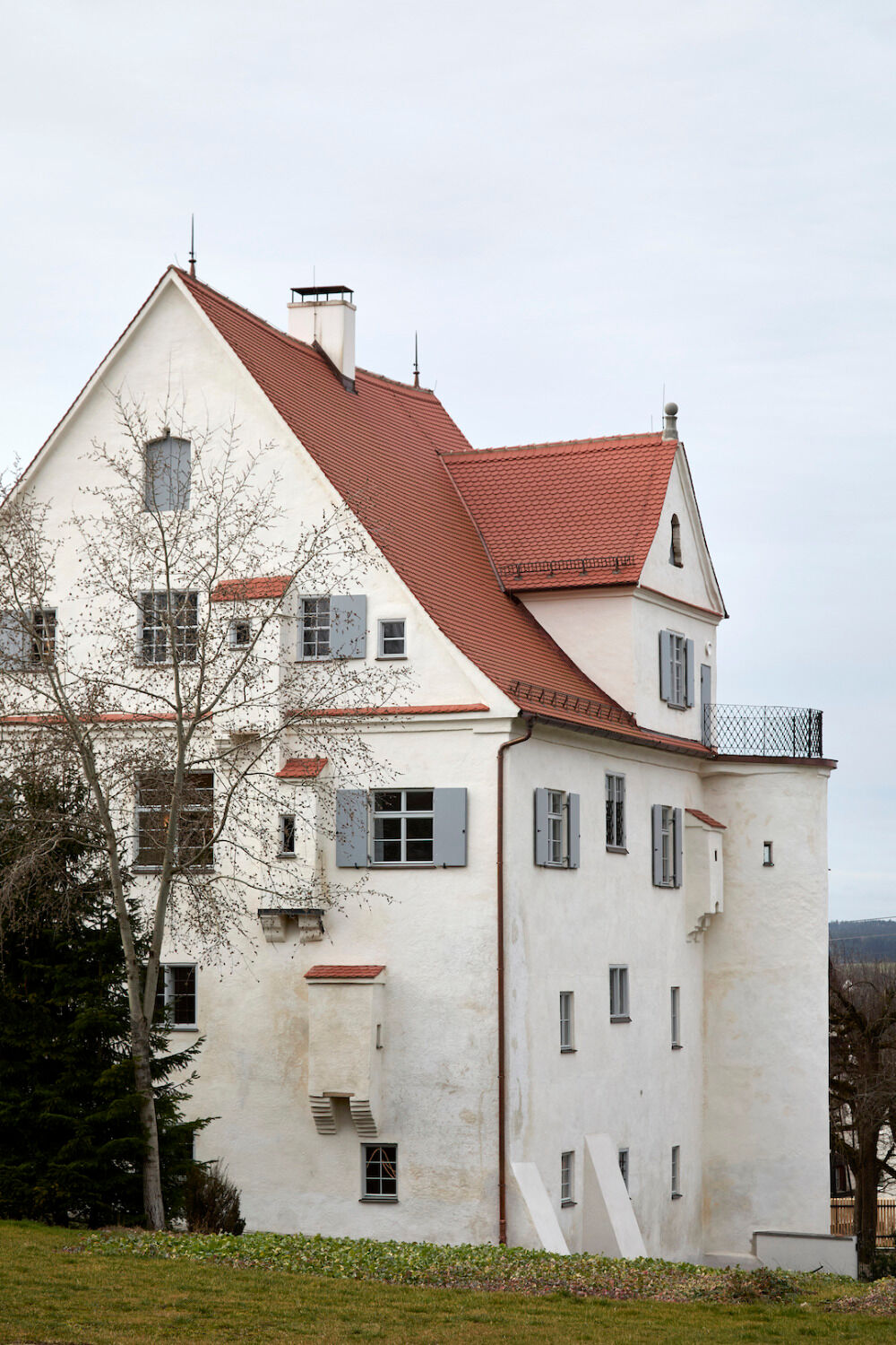 Die bauzeitlichen Etappen blieben außergewöhnlich gut ablesbar: Das quadratische Haupthaus mit zwei Türmen aus dem Jahr 1492 sowie die im 18. Jahrhundert ergänzten Zwerchhäuser und dekorativen Stuckelemente im Innern.