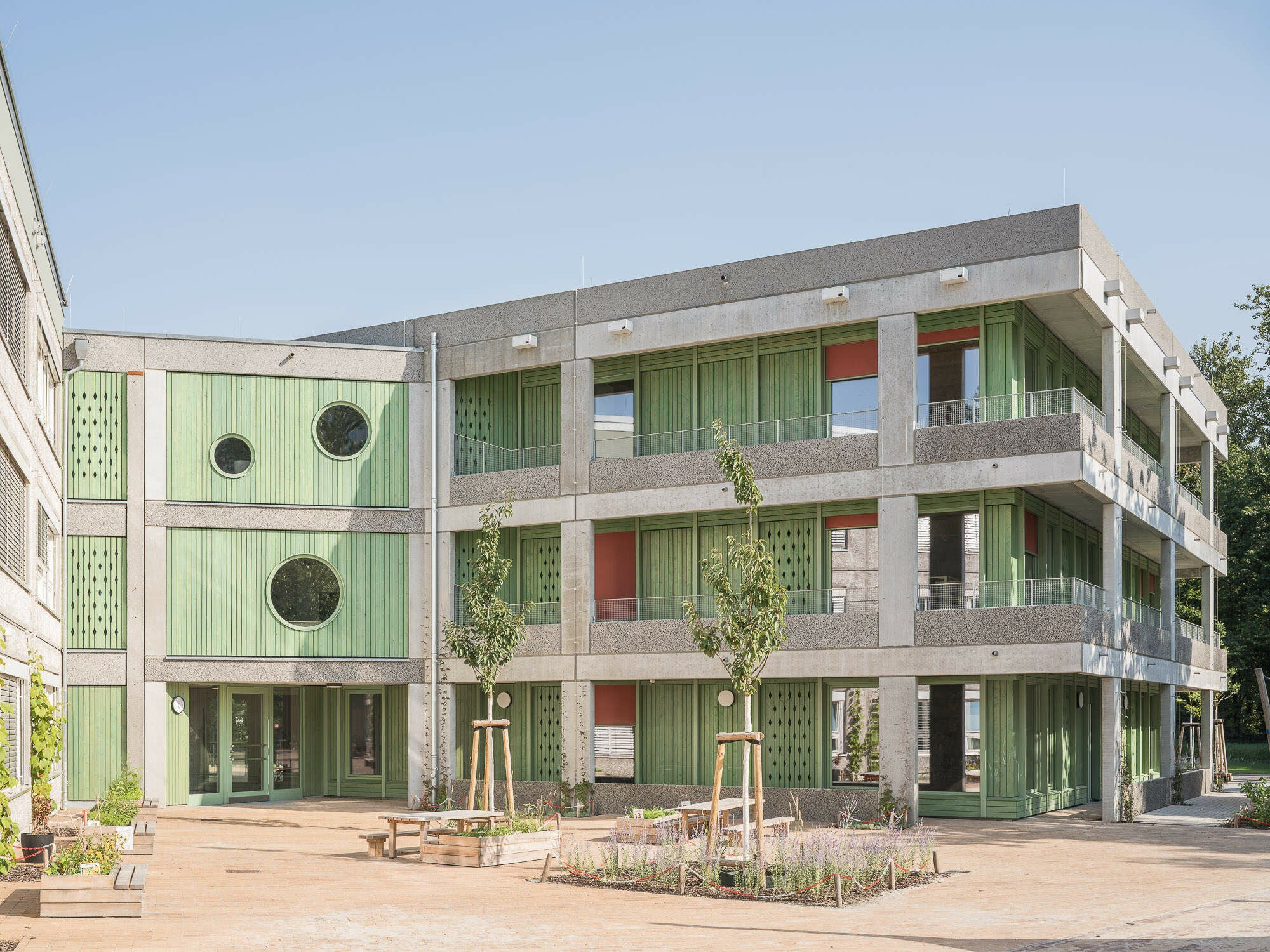 Der Anbau der Kita Bewegungsreich tritt als eigenständiges Volumen neben den sanierten Plattenbau auf. Für die Sanierung und Erweiterung der Tagesstätte waren Therese Strohe Michael Ullrich Architekten und D+S Architekten verantwortlich.