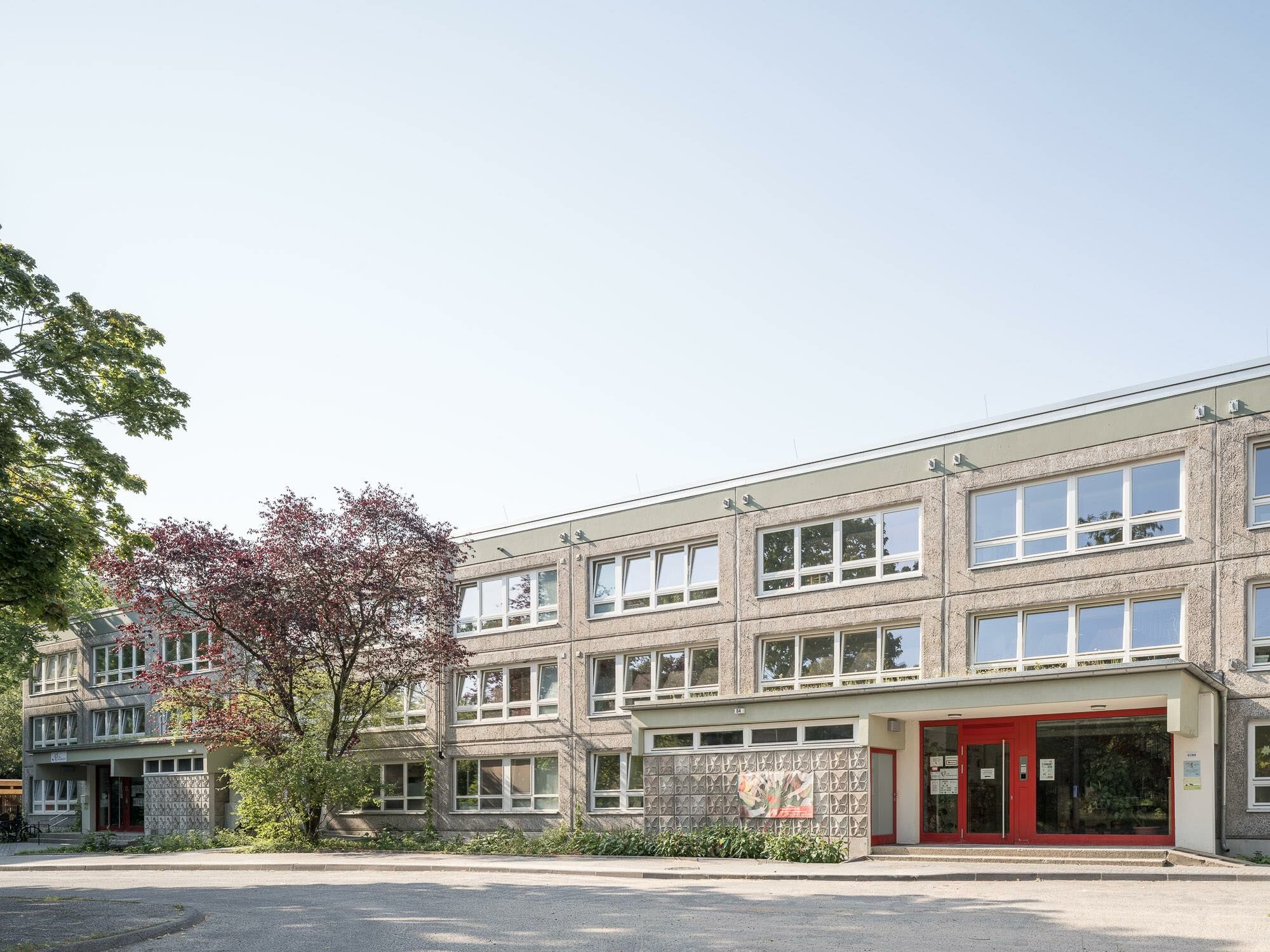 Der Bestandsbau aus den 1970er-Jahren zeigt die typische Gliederung der Großtafelbauweise.