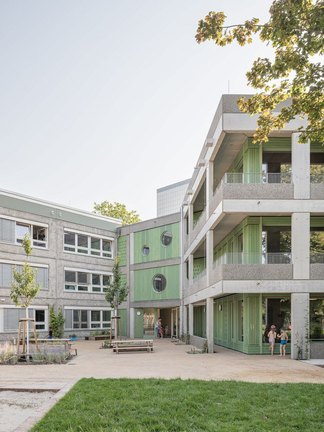 Die 45-Grad-Stellung des Neubaus schafft einen geschützten Zwischenraum zwischen Alt- und Neubau.