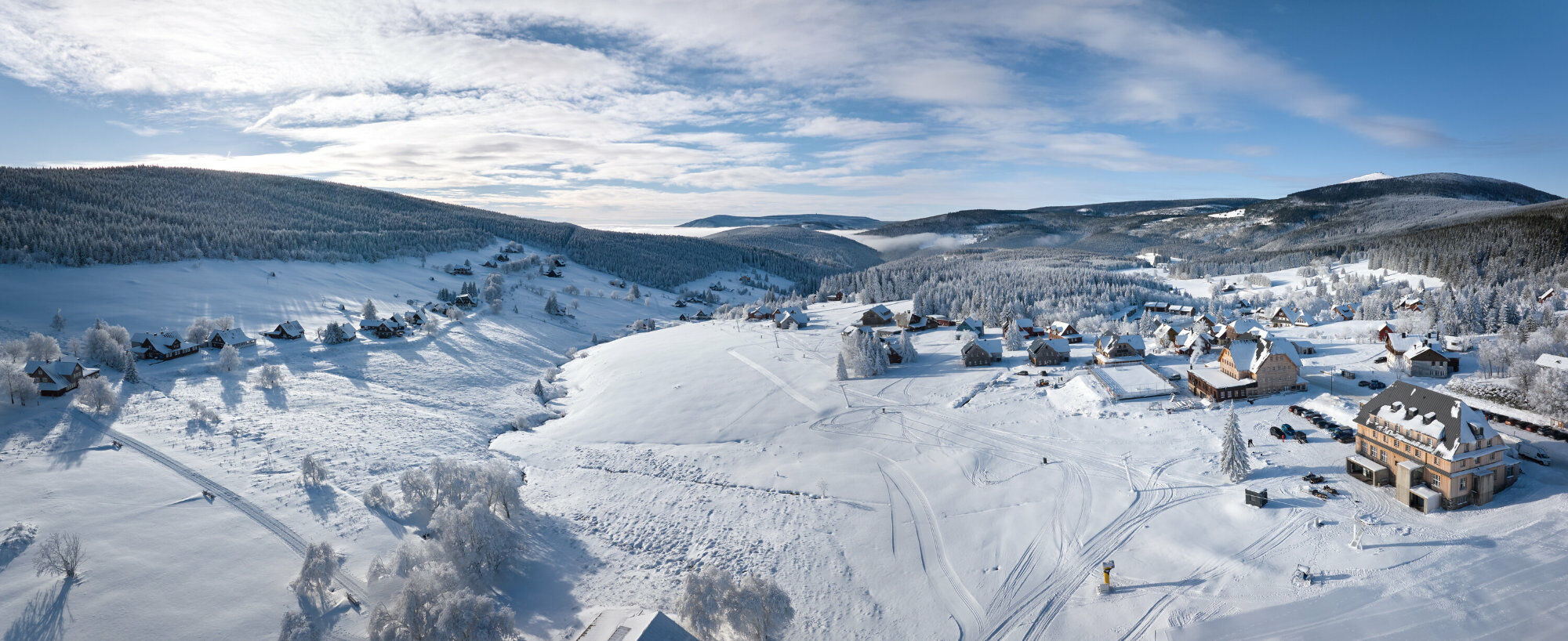 Malá Úpa liegt im Riesengebirge und gehört zu den wichtigsten Skiregionen der Mittelgebirge. Die Schneekoppe liegt nur knapp unter sechs Kilometer Luftlinie entfernt.