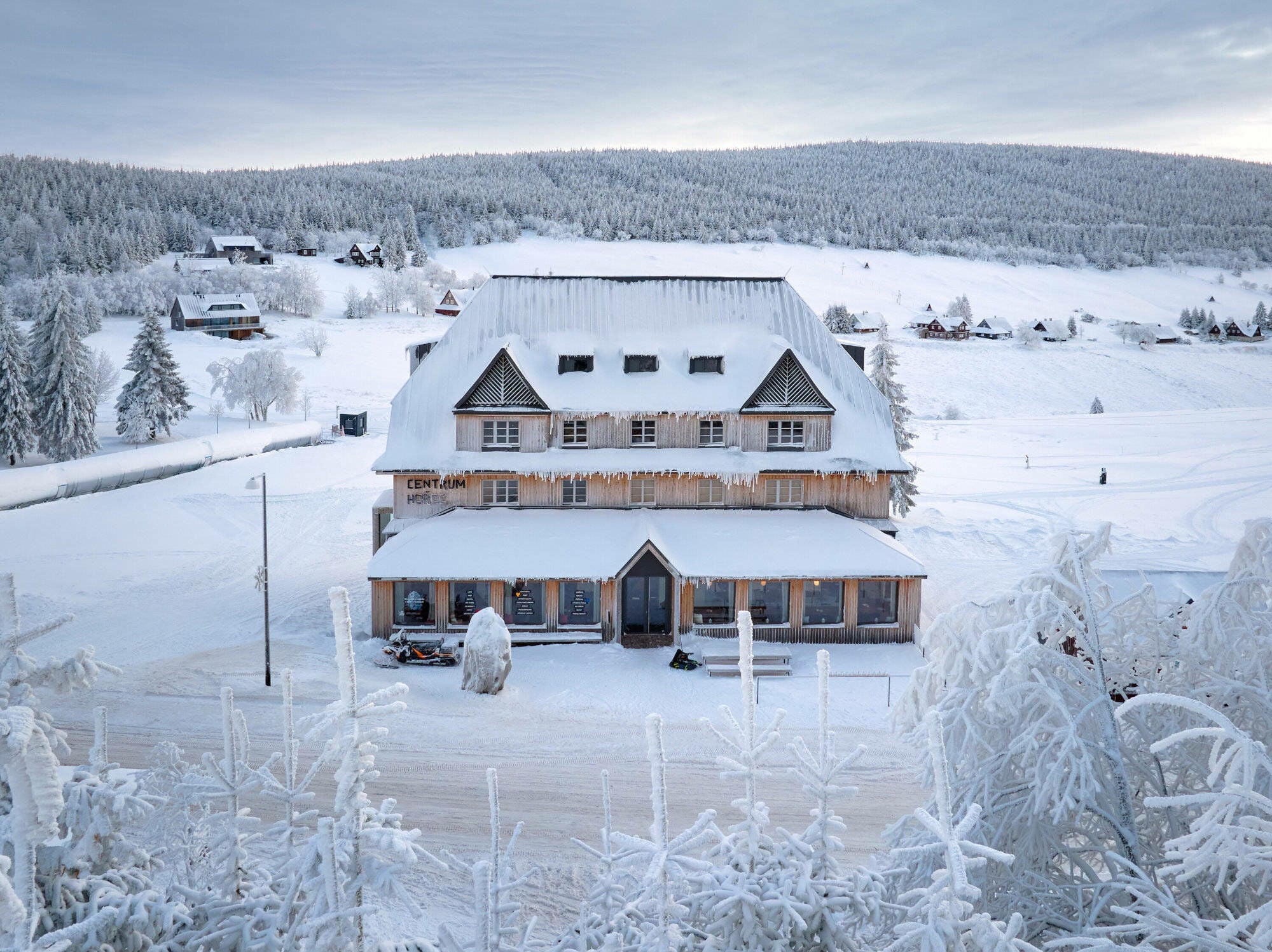 Aus einer 1928 errichteten Skiherberge wurde im Jahr 2024 das Horec Zentrum, ein Gemeindezentrum des tschechischen Skiortes Malá Úpa.